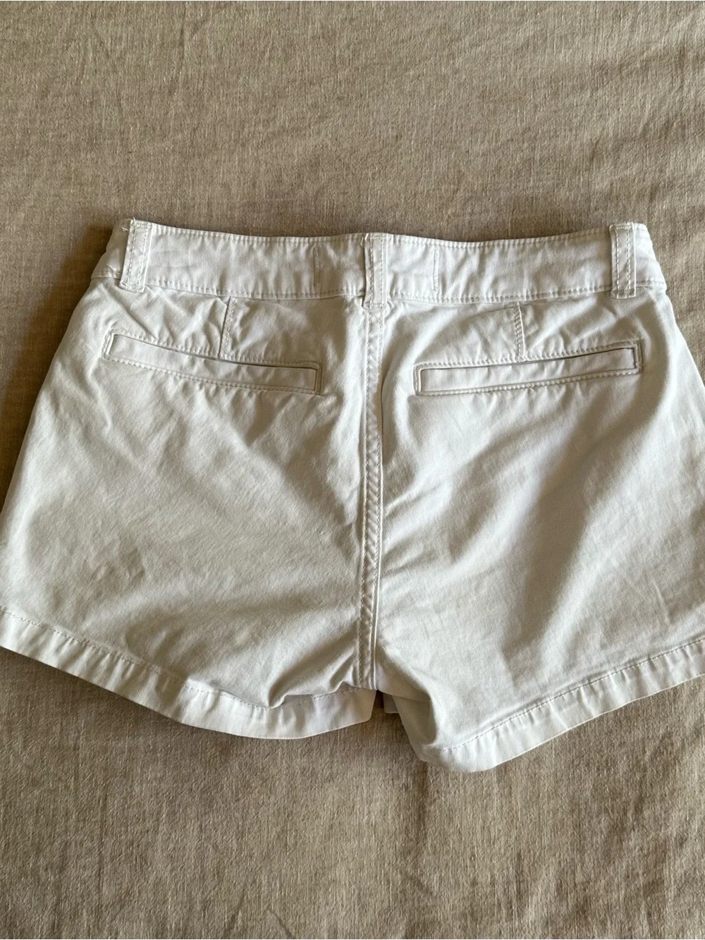 White Hollister Low-Rise Shorts 3”